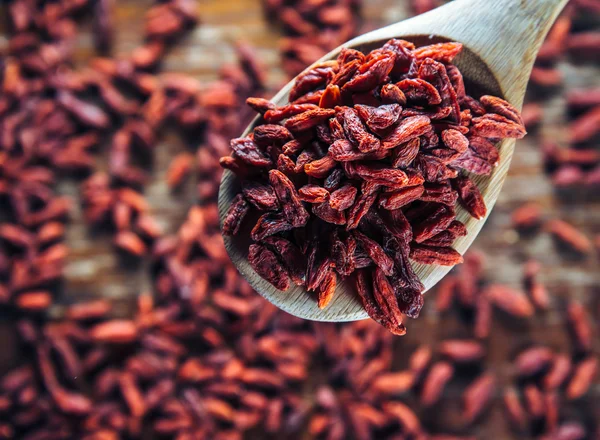 Healthy dried goji on a spoon — Stock Photo, Image