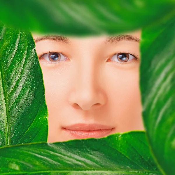 Portrait de femme dans un cadre de feuilles — Photo