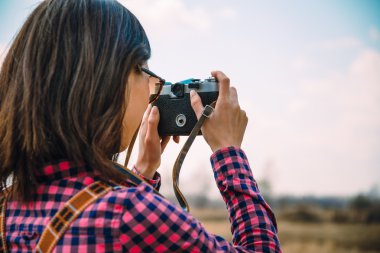 kız fotoğrafları alır 