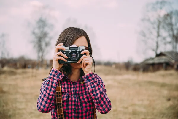 Mädchen mit Fotokamera — Stockfoto