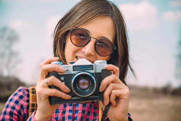 Hipster chica con cámara de fotos —  Fotos de Stock