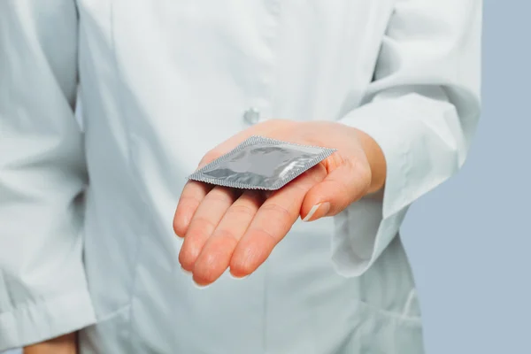 Doctor gives condom — Stock Photo, Image