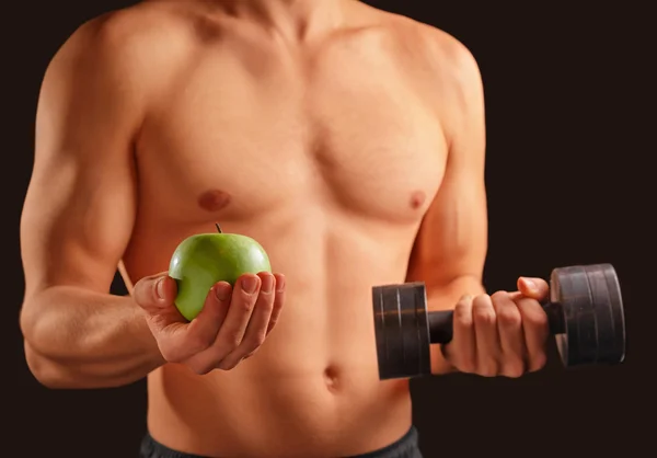 El hombre sostiene la manzana y la pesa — Foto de Stock