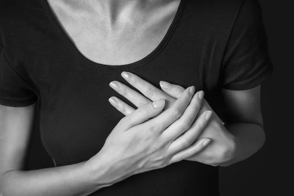 Woman is clutching her chest, heart attack — Stock Photo, Image