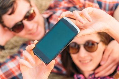 Çift fotoğrafları alır kendi kendine portre