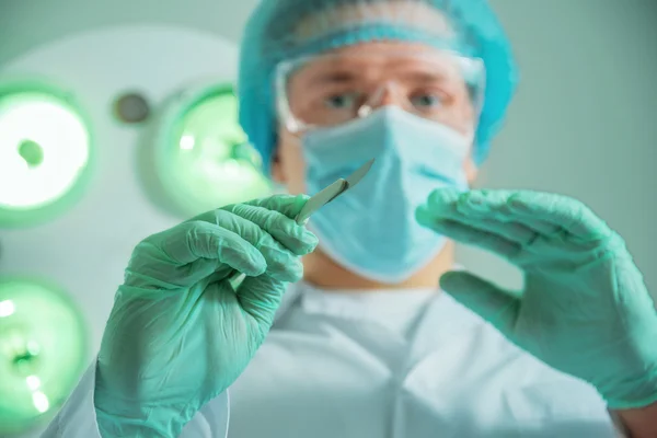 Doctor surgeon with a scalpel — Stock Photo, Image