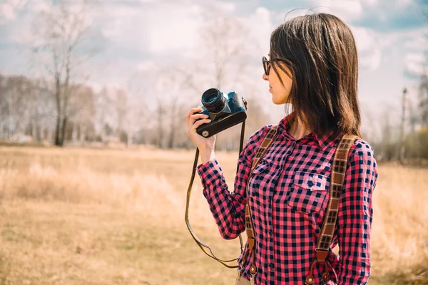 Hipster-Mädchen mit Fotokamera auf die Natur — Stockfoto