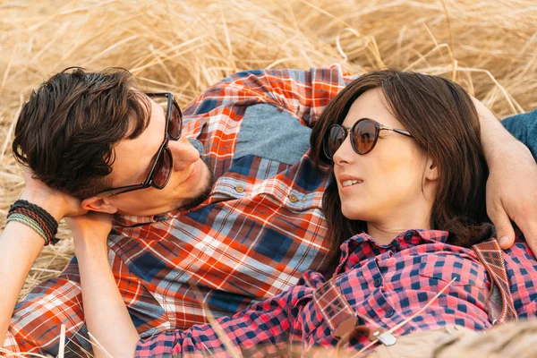 Pareja está hablando entre sí al aire libre — Foto de Stock