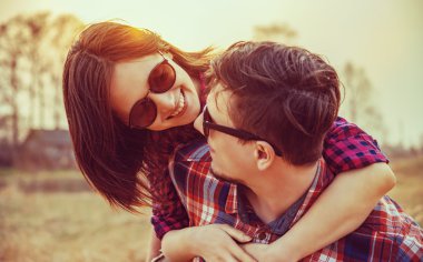 mutlu bir kadın bir erkek kucaklar