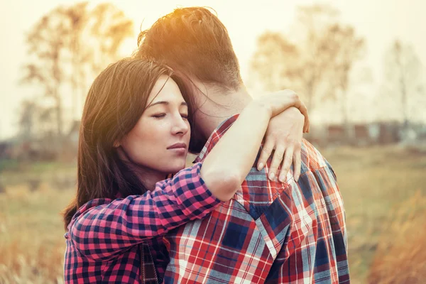 Ragazza abbraccia un ragazzo — Foto Stock