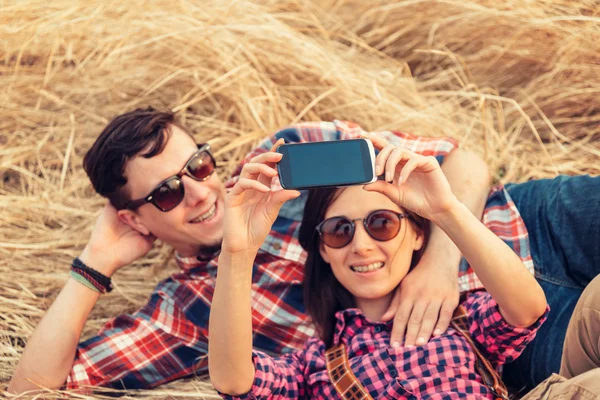 Couple amoureux prend des photos — Photo