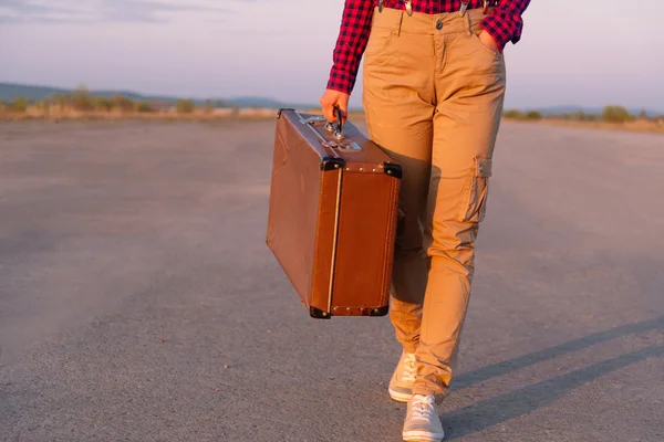 Traveler goes with a suitcase — Stock Photo, Image