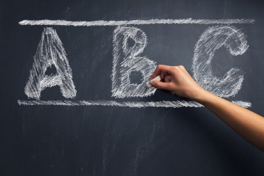 yazı tahtası üzerinde ABC alfabesi