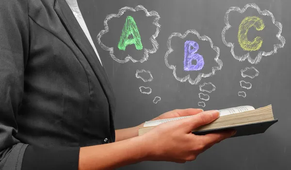 Onherkenbaar vrouw leest een boek — Stockfoto