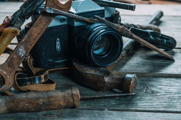 Рабочие инструменты и винтажная фотокамера — стоковое фото