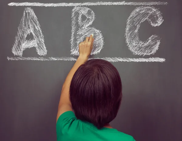 Vrouw schrijft abc alfabet — Stockfoto