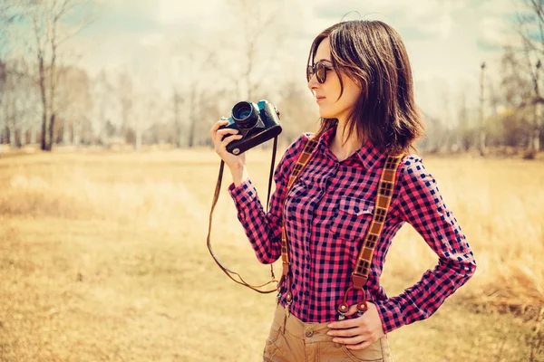 Girl holds camera — Stock Photo, Image