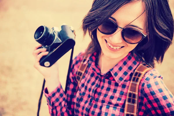 Woman holds camera — Stock Photo, Image