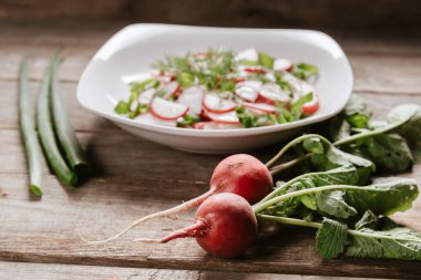 Vejetaryen turp salatası