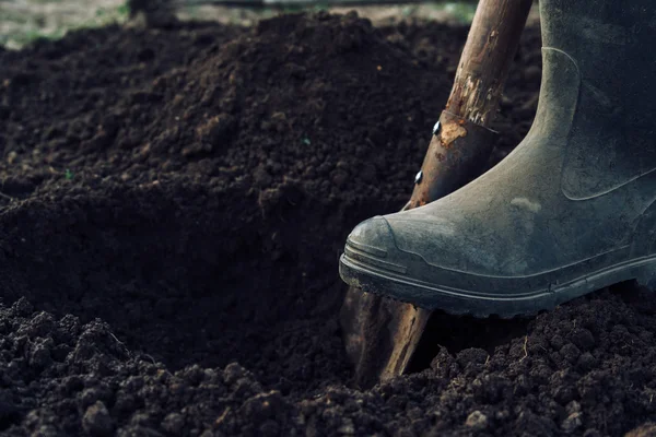 adam bir çukur kazıyor