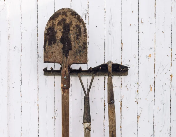 Gardening tools near a wall — Stock Photo, Image