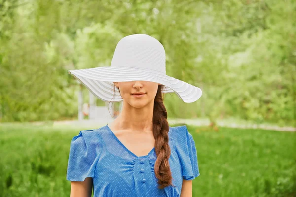 Mujer con sombrero y ala ancha — Foto de Stock