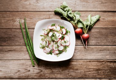 turp salatası yeşil soğan ile