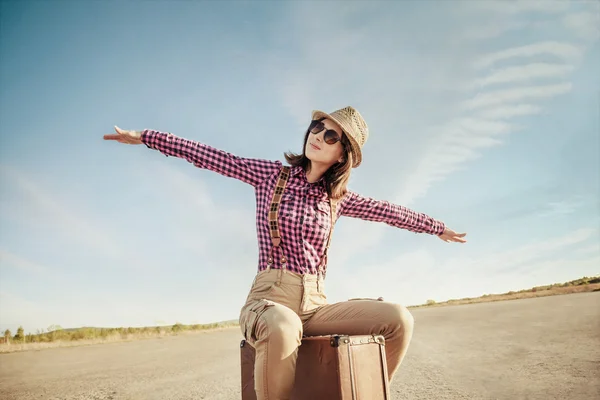 Счастливая женщина путешественница — стоковое фото