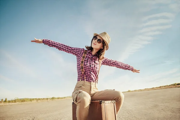 Felice viaggiatore donna — Foto Stock