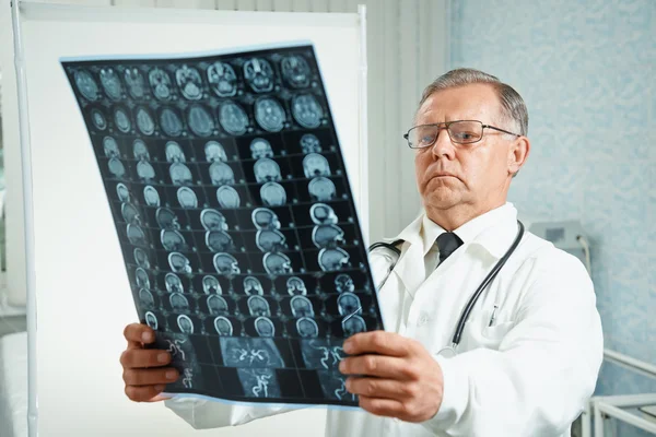 Doctor examines MRI image — Stock Photo, Image