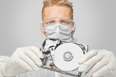 adam teknisyen sabit disk gösterir