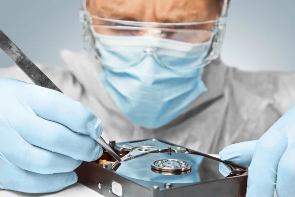 teknisyen sabit diski onarır.