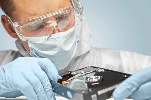 Técnico examina o disco rígido — Fotografia de Stock