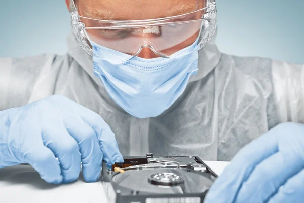 Technician is analyzing the hard disk — Stock Photo, Image