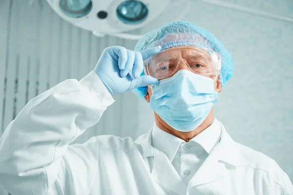 Serious older surgeon — Stock Photo, Image