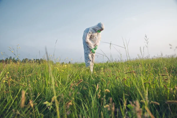 Scienziato in biohazard uniforme outdoor — Foto Stock