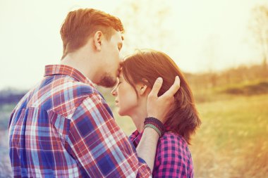 adam bir kadını öpüyor