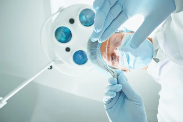 Хирург со скальпелем во время операции — стоковое фото