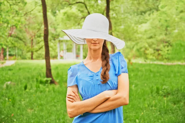 Молода жінка в модному капелюсі — стокове фото
