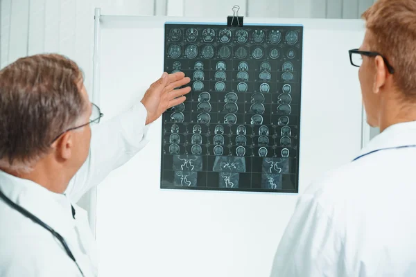 Médicos analizando imagen de resonancia magnética en el hospital — Foto de Stock