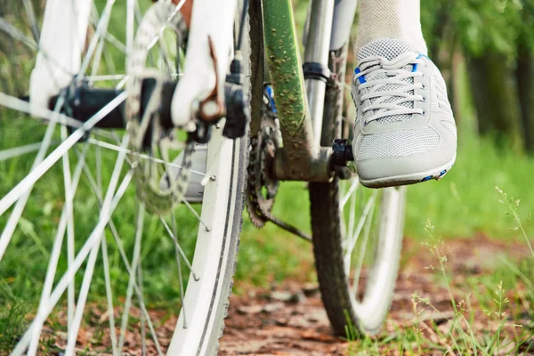 Szczegóły stóp człowieka rowerzysta, jazda rowerem — Zdjęcie stockowe