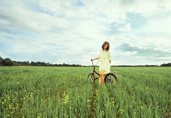 Bisiklet çayırda kadınla — Stok fotoğraf