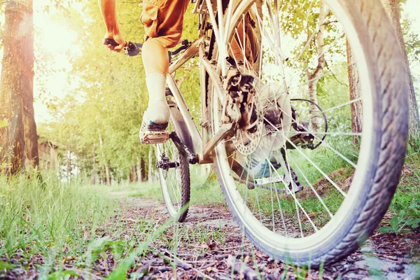 Homem de bicicleta — Fotografia de Stock