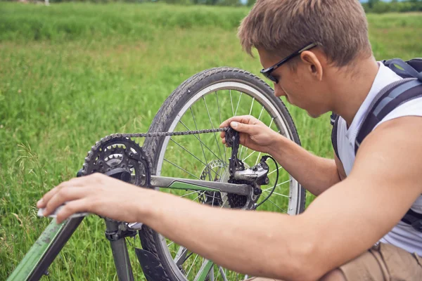 Велосипедист перевіряє ланцюг — стокове фото