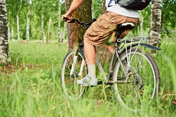 Велогонщик едет на велосипеде — стоковое фото