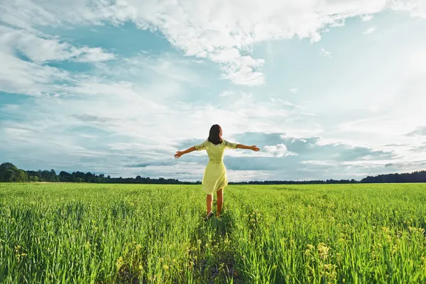 Yeşil tarladaki kadın