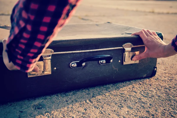 Woman opens a suitcase — Stock Photo, Image