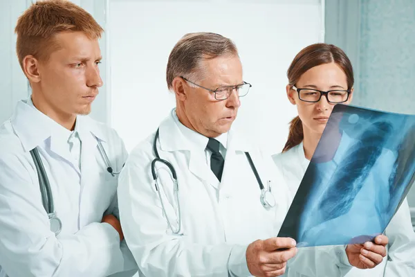 Physicians examine x-ray image of lungs — Stock Photo, Image