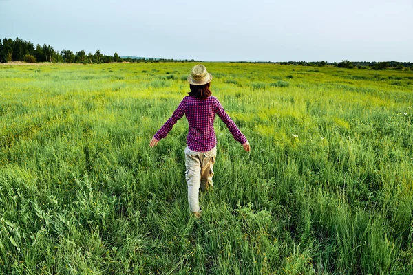 Woman walks in field — Stock Photo, Image