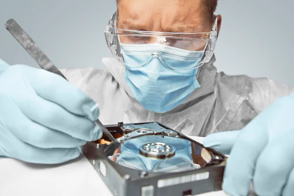 Man onderzoekt de vaste schijf — Stockfoto